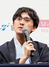　将棋の第１０期叡王戦第５局で初防衛を果たし、記者会見する伊藤匠叡王＝１４日夜、千葉県柏市