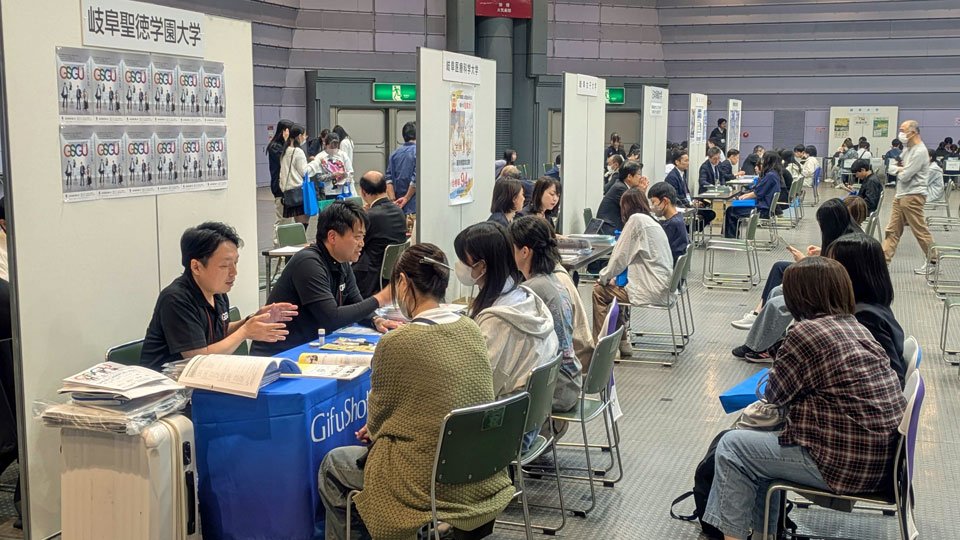 進路選択に向けて担当者から話を聞く参加者＝岐阜市金町、市文化センター