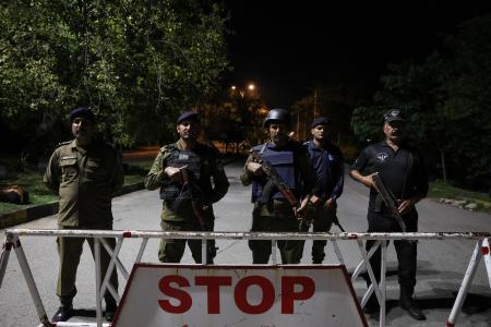 　パキスタンの首都イスラマバードで、米イラン協議に備え警戒する警察官＝１０日（ロイター＝共同）