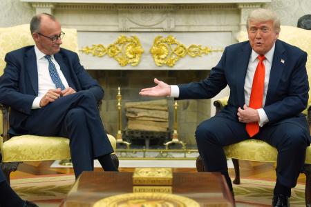 　トランプ米大統領（右）と会談するドイツのメルツ首相＝５日、ワシントン（ＡＰ＝共同）