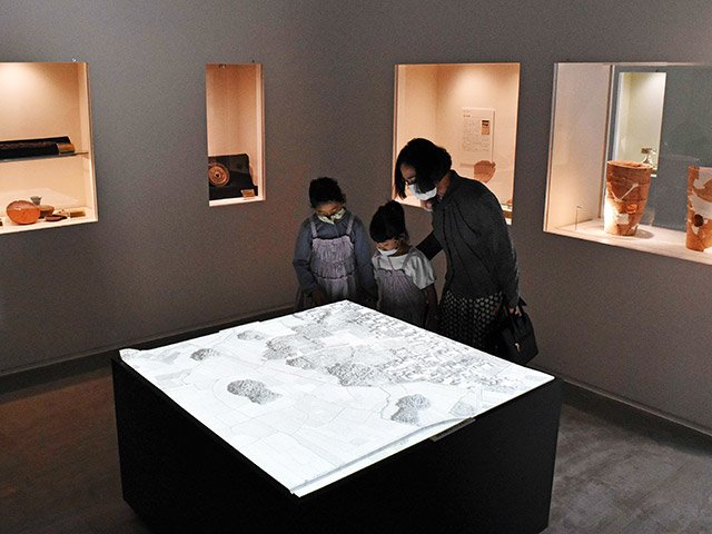大野町内で出土した土器や野古墳群の航空写真を使ったプロジェクションマッピングなどが展示されている