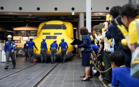 　抽選で選ばれたファンが見守る中、名古屋市のリニア・鉄道館に搬入される「ドクターイエロー」のＴ４編成＝７日午前