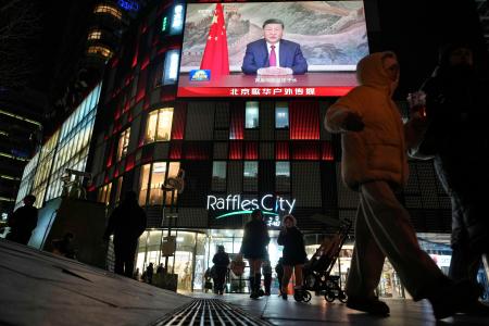 　新年を迎える祝辞を発表する中国の習近平国家主席を映す北京市内の大型画面＝３１日（共同）