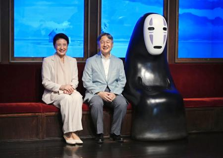 　ジブリパークで映画「千と千尋の神隠し」のキャラクター「カオナシ」と笑顔を見せられる天皇、皇后両陛下＝２０日午前、愛知県長久手市（代表撮影）