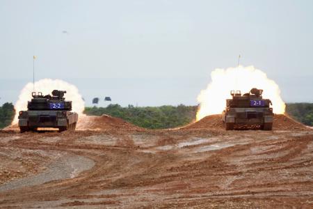 　１０日、台湾北部・新竹県で実弾射撃訓練を行うＭ１Ａ２Ｔエーブラムス戦車（共同）