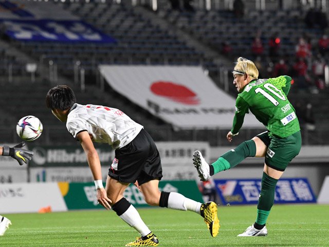 ＦＣ岐阜×熊本＝後半、シュートを放つ岐阜のＭＦ川西＝長良川競技場