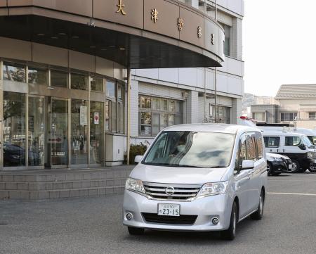 　送検のため大津署を出る、端野和也容疑者を乗せた車両＝１１日午後０時３４分