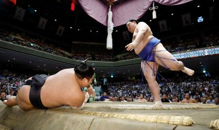 　大の里がはたき込みで伯桜鵬を下す＝両国国技館