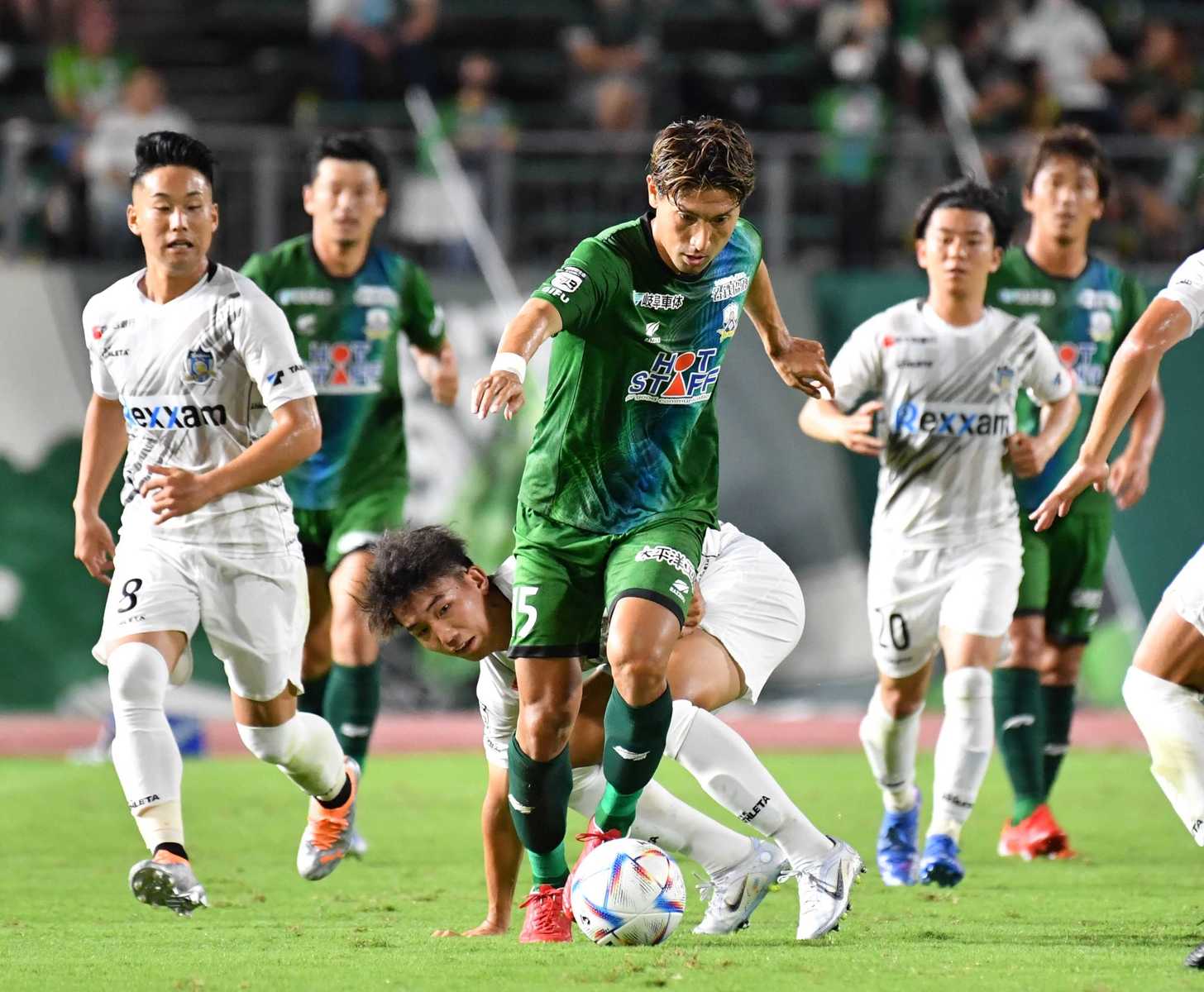 ＦＣ岐阜×讃岐＝前半、相手からボールを奪い、前を向くＦＣ岐阜のＦＷ田中＝長良川競技場