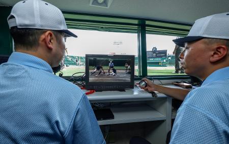 　全国高校野球選手権大会で初めて導入されるビデオ検証の練習会で、モニターを確認する審判員＝２８日、甲子園球場