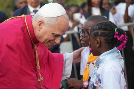 　アンゴラの首都ルアンダの教会に到着したローマ教皇レオ１４世＝２０日（ＡＰ＝共同）