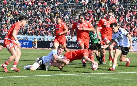 　神戸―ＢＲ東京　後半、トライを決める神戸の李承信。試合前には阪神大震災の犠牲者を悼み黙とうがささげられた＝神戸ユニバー