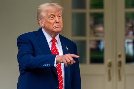 　ホワイトハウスで報道陣の取材に応じるトランプ大統領＝８日、ワシントン（ＡＰ＝共同）