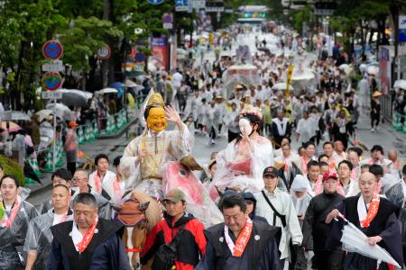 　開幕した「博多どんたく港まつり」で練り歩く「博多松囃子」の行列＝３日午後、福岡市