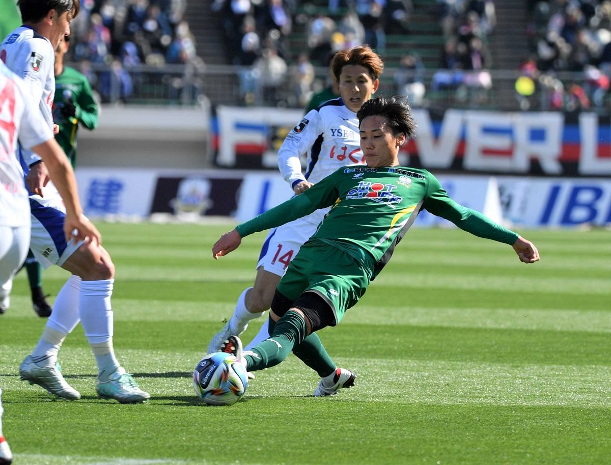 ＦＣ岐阜×甲府＝前半、果敢に空いてからボールを奪うＭＦ文（右）＝長良川競技場（撮影・坂井萌香）