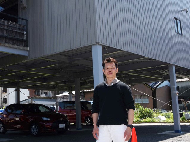 リフォーム中のジムを前に、「世界王者を輩出する夢を追い掛けたい」と語る杉田竜平さん＝岐阜市南蝉