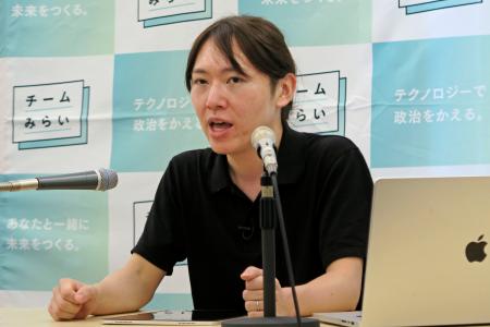 　記者会見するチームみらいの安野党首＝１７日午前、国会