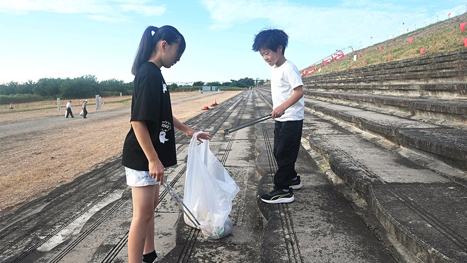 ごみを拾い集める参加者＝大垣市東町、揖斐川河畔