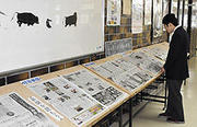 廊下に設けられた閲覧コーナーには、その日の朝刊５紙が並べられている＝同