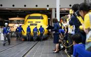 　抽選で選ばれたファンが見守る中、名古屋市のリニア・鉄道館に搬入される「ドクターイエロー」のＴ４編成＝７日午前