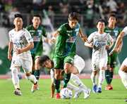 ＦＣ岐阜×讃岐＝前半、相手からボールを奪い、前を向くＦＣ岐阜のＦＷ田中＝長良川競技場