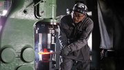 工房で作業する野鍛冶の佐野元治さん＝可児郡御嵩町