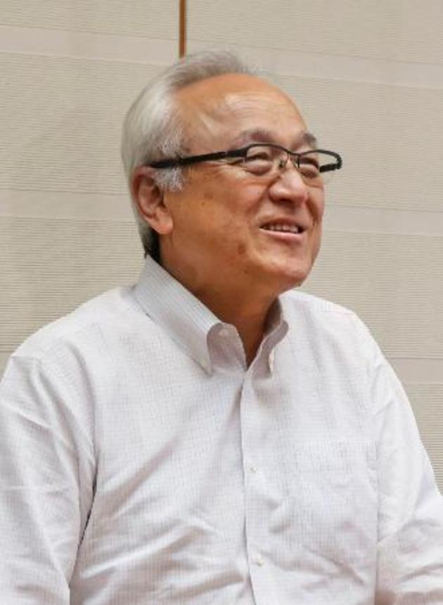 　記者団の取材に応じる福岡県議会の蔵内勇夫議長＝１０日午後、福岡県議会棟