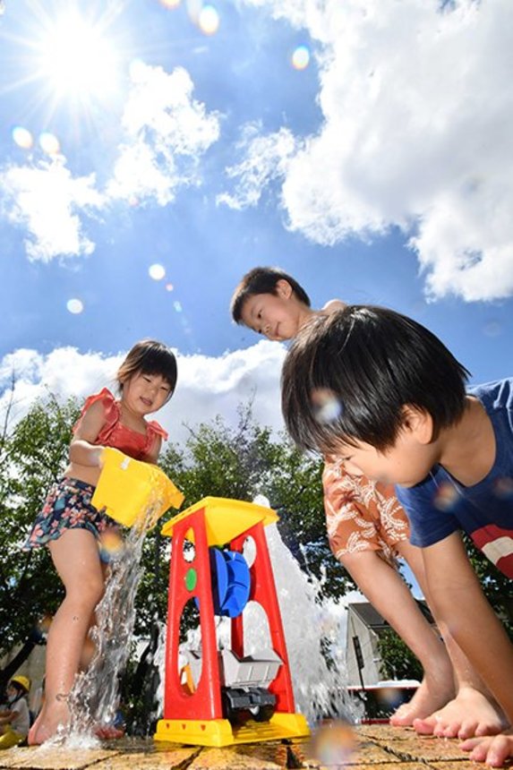 梅雨明けし、強い日差しの下で水遊びを楽しむ子どもたち＝１７日午前１１時１２分、岐阜市美江寺町、美江寺公園