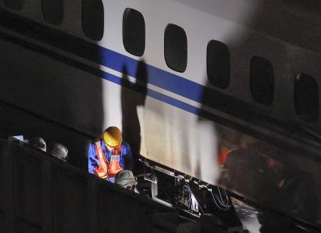 　床下から発煙が確認され、ＪＲ岐阜羽島駅に停車中の東海道新幹線こだま７６４号。９号車の外壁が黒く汚れていた＝１６日