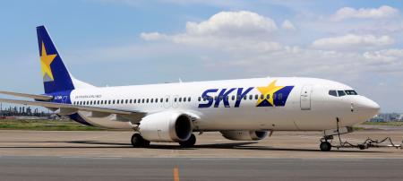　スカイマークが国内の航空会社で初めて導入するボーイング７３７―８型機＝２５日午前、羽田空港