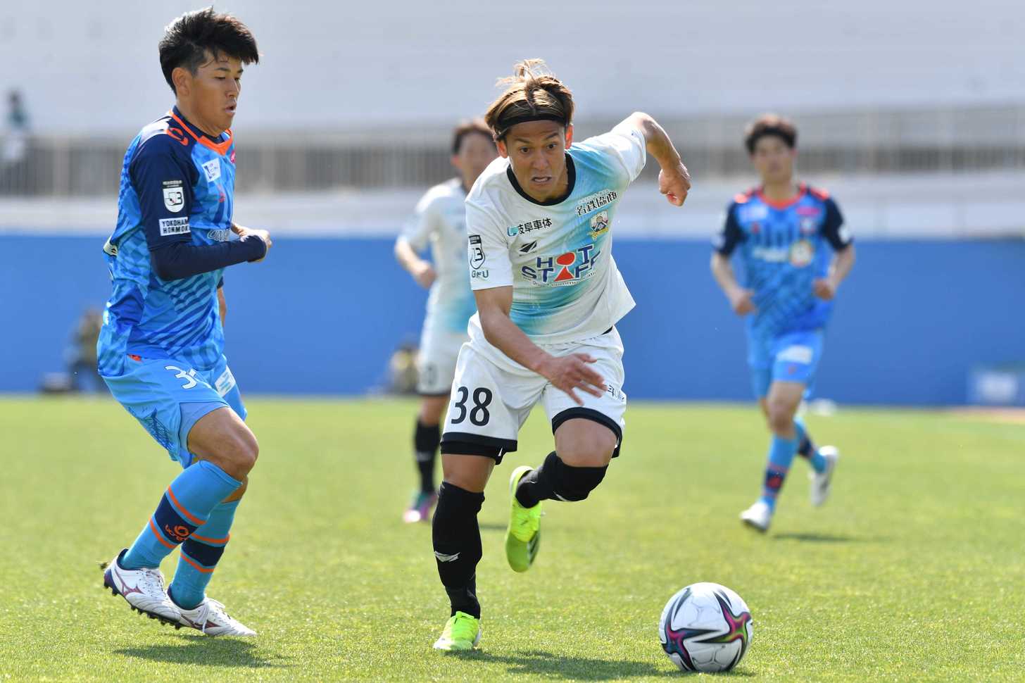 ＹＳ横浜×ＦＣ岐阜＝前半、ドリブルを仕掛けるＦＣ岐阜のＭＦ藤岡＝ニッパツ三ツ沢球技場