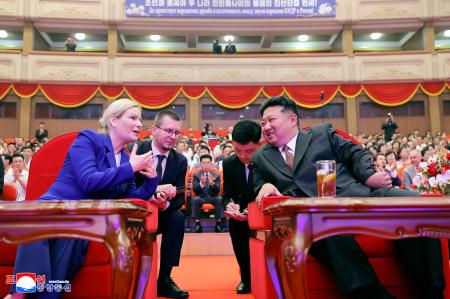 　ロ朝の芸術団による公演の観覧に臨むロシアのリュビモワ文化相（手前左）と北朝鮮の金正恩朝鮮労働党総書記（同右）＝２９日、平壌（朝鮮中央通信＝共同）