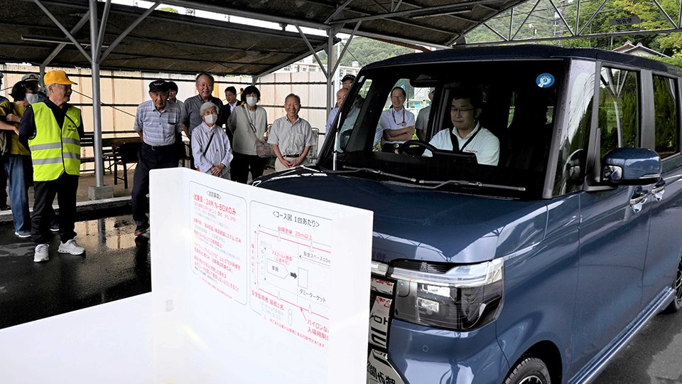 自動ブレーキの説明を受ける参加者たち＝岐阜市芥見、東海第一自動車学校