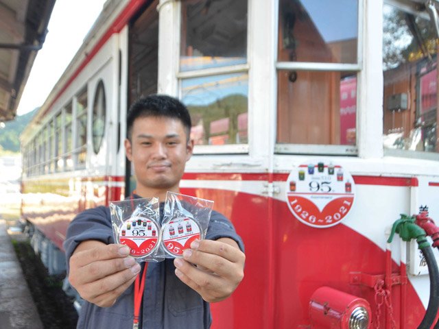 「丸窓電車」として知られる５１０形が製造から９５周年を迎えたことを記念して作ったキーホルダー＝美濃市広岡町、旧名鉄美濃町線美濃駅