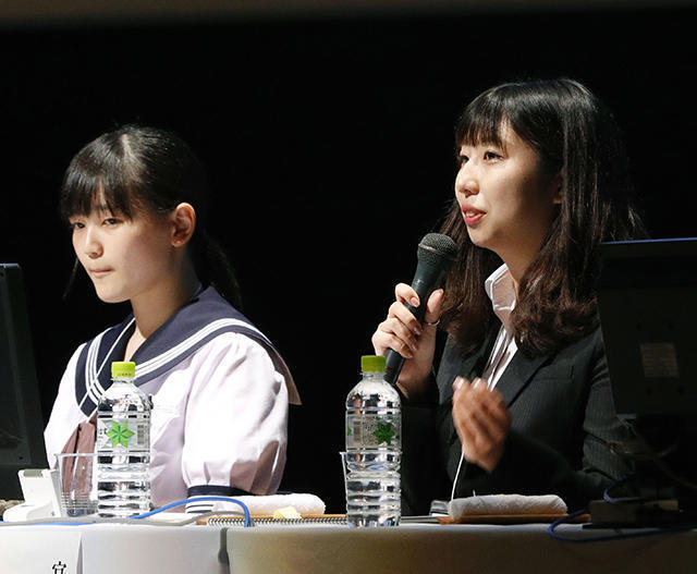 座談会に出席した高橋莉子さん（右）と佐々木千芽さん＝７月２６日、盛岡市