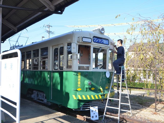 ライトアップのイベント前に塗装を施す会員＝美濃市広岡町、旧名鉄美濃町線美濃駅