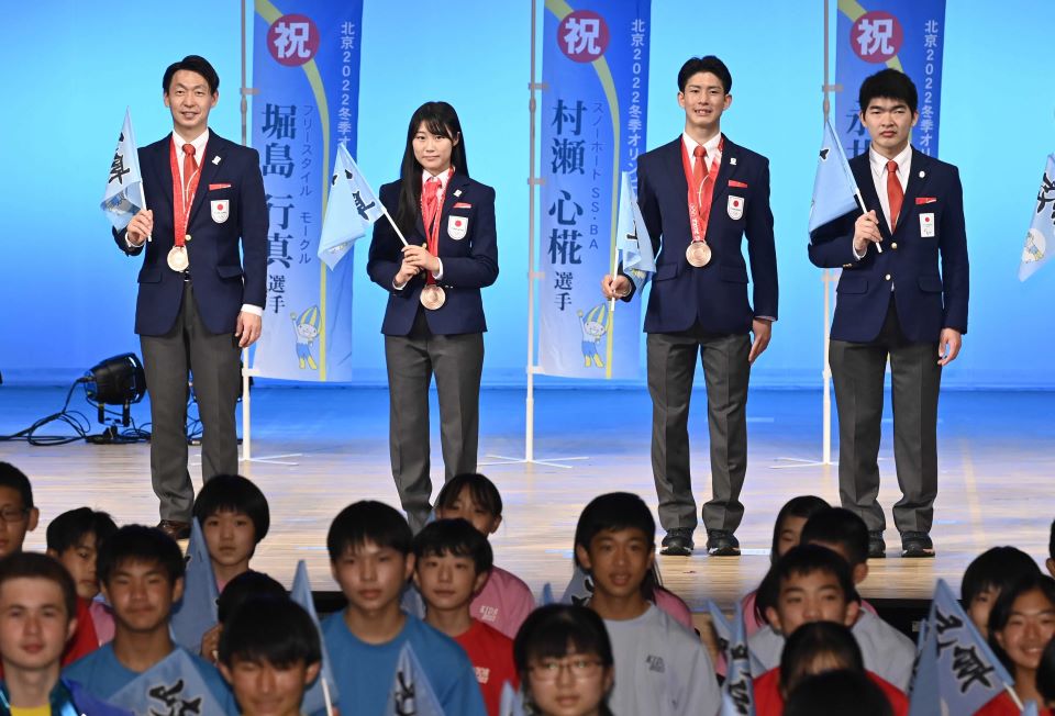 祝賀報告会後に記念写真に納まる（左から）永井秀昭、村瀬心椛、堀島行真、岩本啓吾の４選手＝２２日午後２時５２分
