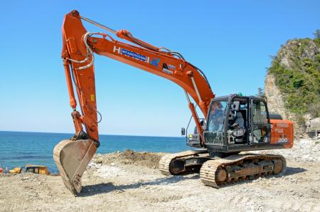 　能登半島地震の復旧工事で導入された遠隔操縦の重機＝２０２５年５月、石川県輪島市