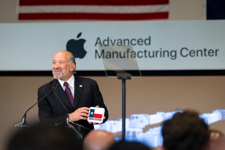 　米ヒューストンのアップルの研修施設を訪れたラトニック商務長官＝１３日（ＡＰ＝共同）