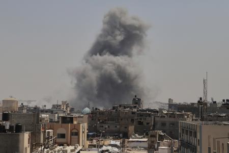 　１５日、パレスチナ自治区ガザ南部ハンユニスで、イスラエル軍の空爆後に上がる煙（ＡＰ＝共同）