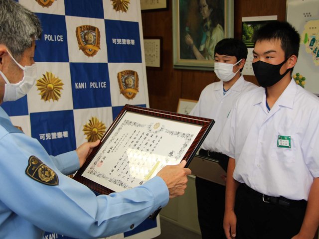 感謝状を受け取る森下新流さん（手前）と松岡愛琉さん＝可児署