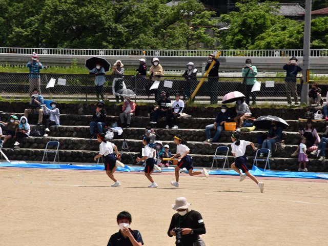 リレーで順位を競う生徒ら。保護者席は間隔を広く空けて確保した＝下呂市森、下呂中学校