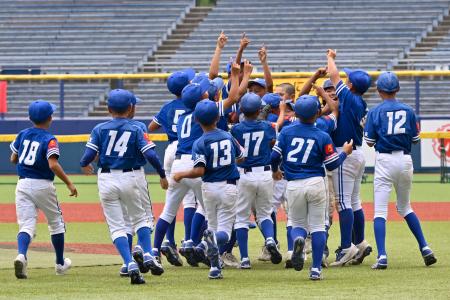 　小学生野球の高円宮賜杯第４５回全日本学童軟式野球大会マクドナルド・トーナメントを制し、喜ぶ長曽根ストロングスの選手たち＝ハードオフ新潟