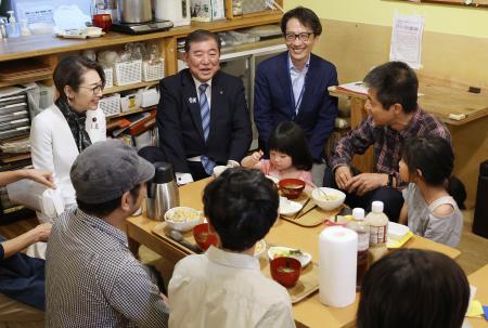 　子ども食堂を視察する石破首相（奥左から２人目）＝２３日午後、東京都板橋区（代表撮影）