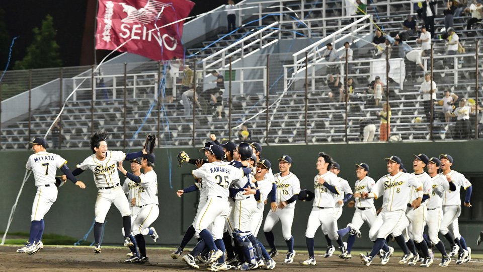 ５年連続４２度目の本大会出場を決めて喜ぶ西濃運輸の選手たち＝２１日午後８時５２分、愛知県岡崎市、岡崎市民球場