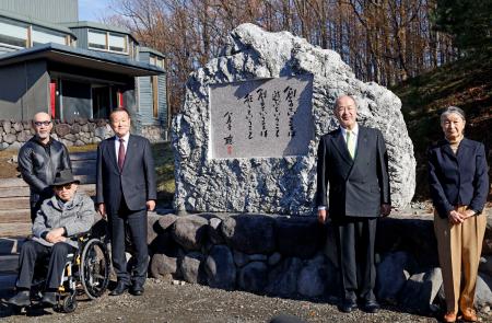 　「富良野演劇工場」に寄贈した石碑の前で記念撮影する倉本聰さん（左端手前）＝１６日午前、北海道富良野市