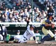 星稜×大垣日大＝５回表大垣日大２死一、二塁、米津の左前適時打で二走山田渓が本塁に生還する＝阪神甲子園球場