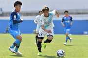 ＹＳ横浜×ＦＣ岐阜＝前半、ドリブルを仕掛けるＦＣ岐阜のＭＦ藤岡＝ニッパツ三ツ沢球技場