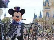 　パレードで踊るミッキーマウス＝２０２３年９月、千葉県浦安市の東京ディズニーランド