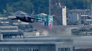 岐阜基地を飛び立つ航空自衛隊の戦闘機＝各務原市